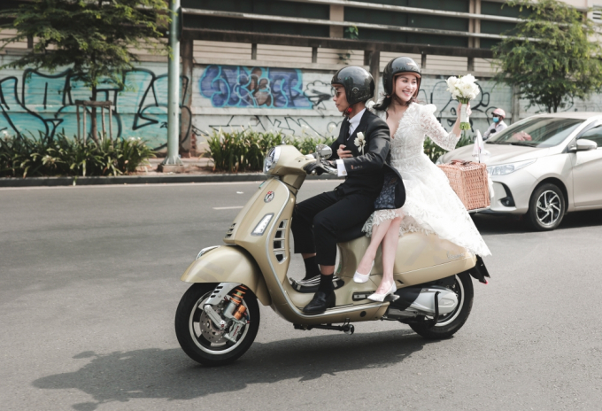 Lễ rước dâu của Khánh Thi - Phan Hiển: Chú rể đón cô dâu bằng dàn mô tô và vespa cực ngầu