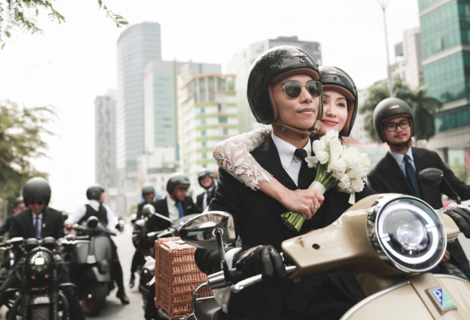 Lễ rước dâu của Khánh Thi - Phan Hiển: Chú rể đón cô dâu bằng dàn mô tô và vespa cực ngầu