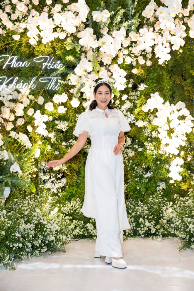 Đám cưới Khánh Thi - Phan Hiển: Bạn trai cũ Chí Anh bảnh bao, vợ chồng Ưng Hoàng Phúc cực sang với dresscode trắng - hồng