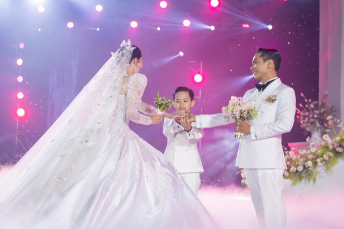 Khánh Thi gửi lời cảm ơn tình cũ Chí Anh trong lễ cưới của mình