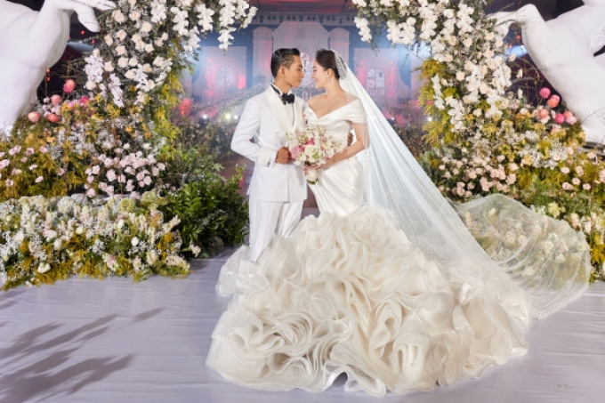 Đám cưới Khánh Thi - Phan Hiển: Cô dâu diện váy đuôi cá “siêu khủng”, không gian tiệc lung linh như cổ tích