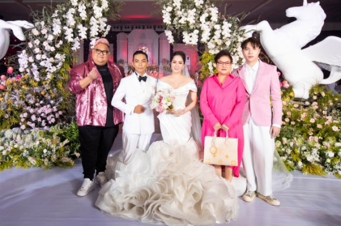Đám cưới Khánh Thi - Phan Hiển: Bạn trai cũ Chí Anh bảnh bao, vợ chồng Ưng Hoàng Phúc cực sang với dresscode trắng - hồng