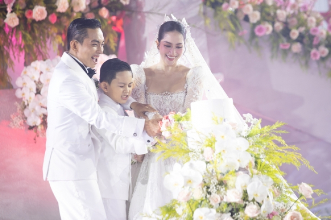 Khánh Thi nghẹn ngào nước mắt cảm ơn Phan Hiển trong lễ cưới: Em chưa yêu ai nhiều như anh