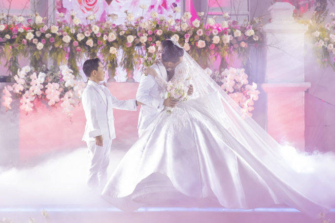 Quý tử nhà Khánh Thi - Phan Hiển cực đáng yêu trong lễ cưới: Chuẩn soái ca nhí, nhảy đẹp hệt ba mẹ