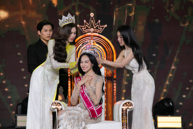 Đương kim Hoa hậu Việt Nam 2022 lộ diện, Huỳnh Thị Thanh Thủy giành vương miện với màn ứng xử gọn gàng