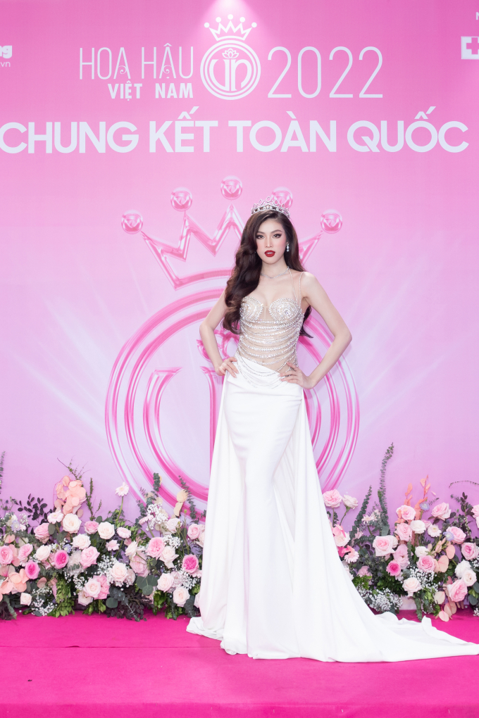 Bộ ba Đảo độc đắc Tiểu Vy - Minh Dự - Trần Nghĩa sánh bước trên thảm đỏ chung kết Hoa hậu Việt Nam 2022