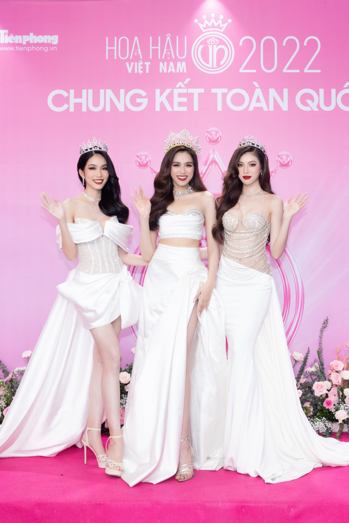 Bộ ba Đảo độc đắc Tiểu Vy - Minh Dự - Trần Nghĩa sánh bước trên thảm đỏ chung kết Hoa hậu Việt Nam 2022