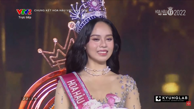 Đương kim Hoa hậu Việt Nam 2022 lộ diện, Huỳnh Thị Thanh Thủy giành vương miện với màn ứng xử gọn gàng