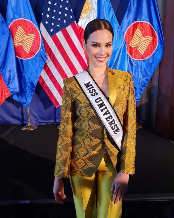 Miss Universe chính thức đổi sash, bà chủ Anne thay máu tưởng gây thất vọng không ngờ nhận về cơn mưa lời khen