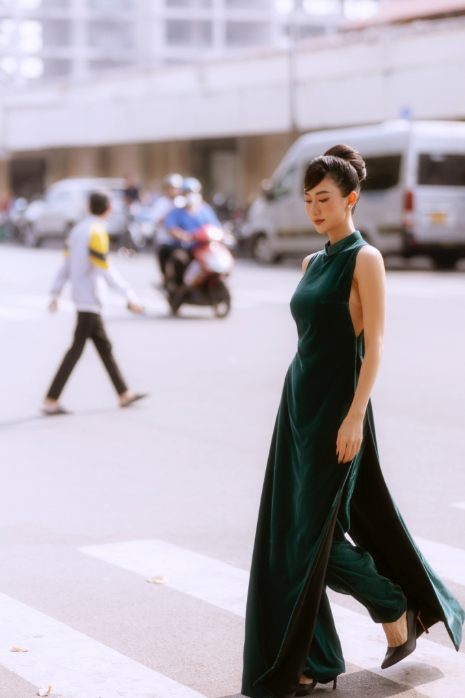 Á hậu Hà Thu khoe dáng kiều diễm với áo dài cách tân của NTK Song Toàn