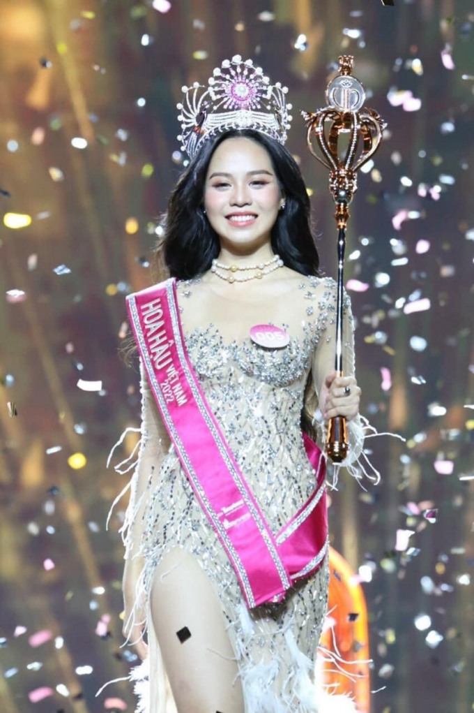 Hé lộ bất ngờ về váy dạ hội của hoa hậu Thanh Thủy: Thực hiện trong 2 tháng, thân áo phác hoạ bức tranh miền trung