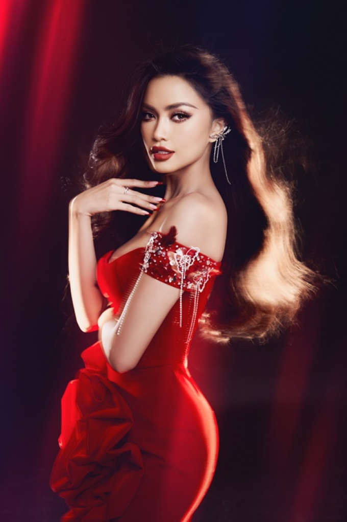 Ngọc Châu chẳng ngán son đỏ, hóa nữ thần Giáng Sinh trước thềm chinh chiến Miss Universe 2022