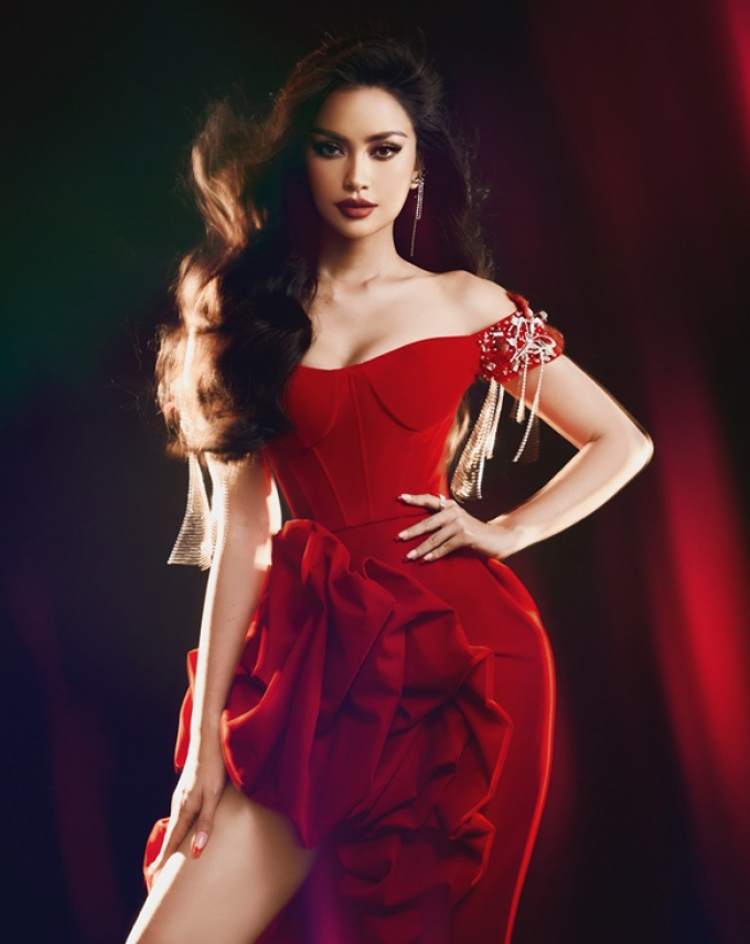 Ngọc Châu chẳng ngán son đỏ, hóa nữ thần Giáng Sinh trước thềm chinh chiến Miss Universe 2022