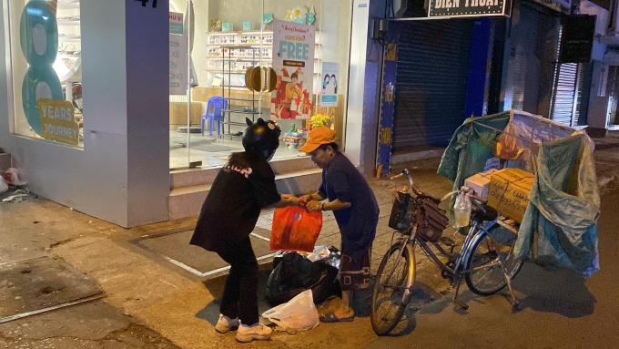 FC Lâm Vỹ Dạ chung tay trao quà thiện nguyện cho người vô gia cư trong đêm Giáng sinh