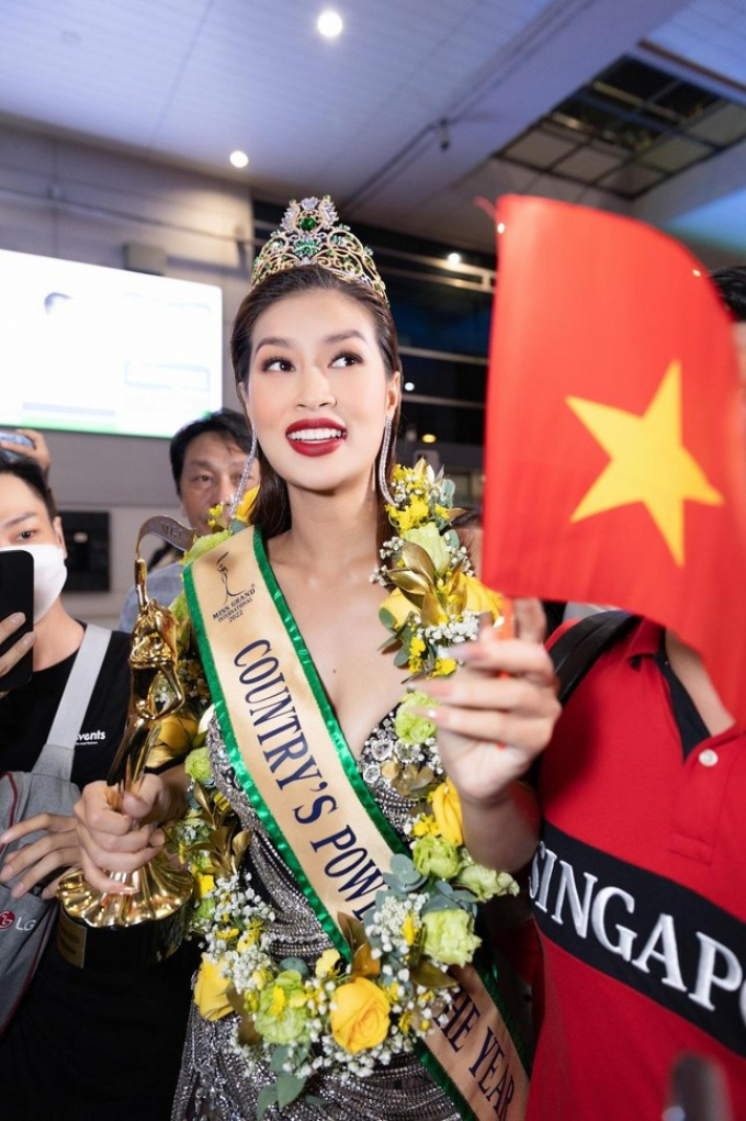 Hoa hậu Thiên Ân tiếp tục làm gãy vương miện tiền tỷ khiến fans cạn lời