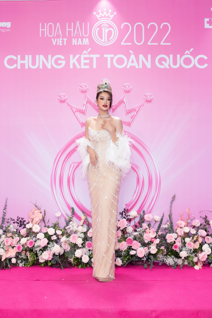 Hoa hậu Thiên Ân tiếp tục làm gãy vương miện tiền tỷ khiến fans cạn lời