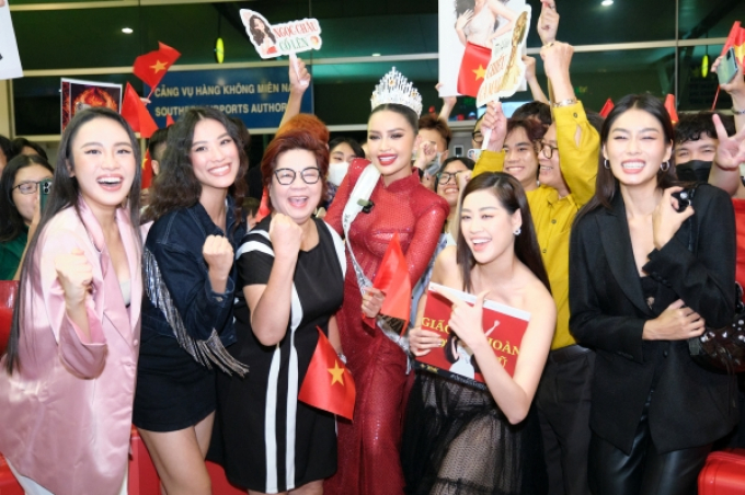 Ngọc Châu lên đường thi Miss Universe 2022: Mẹ nàng hậu tiếp tục diện chiếc áo vía đi thi đâu thắng đó