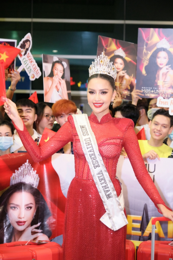Ngọc Châu lên đường thi Miss Universe 2022: Mẹ nàng hậu tiếp tục diện chiếc áo vía đi thi đâu thắng đó