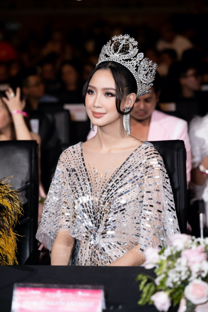 Bảo Ngọc tung skill ứng xử song ngữ, chiếm spotlight đêm chung kết Hoa hậu Việt Nam 2022