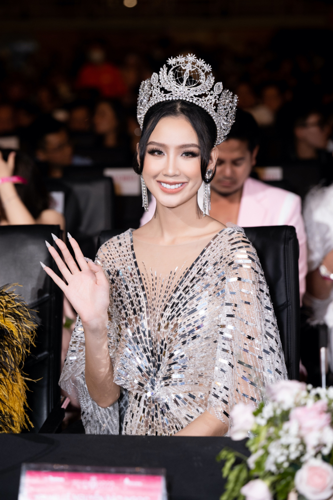 Bảo Ngọc tung skill ứng xử song ngữ, chiếm spotlight đêm chung kết Hoa hậu Việt Nam 2022