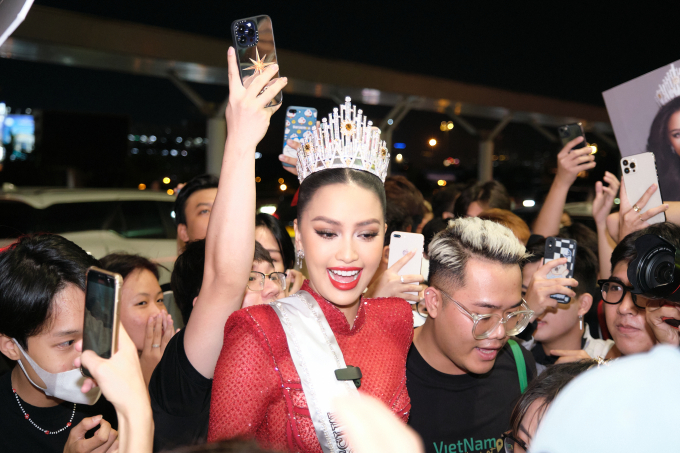 Khánh Vân - Kim Duyên - Thảo Nhi Lê tề tựu tiễn Ngọc Châu lên đường sang Mỹ dự thi Miss Universe 2022