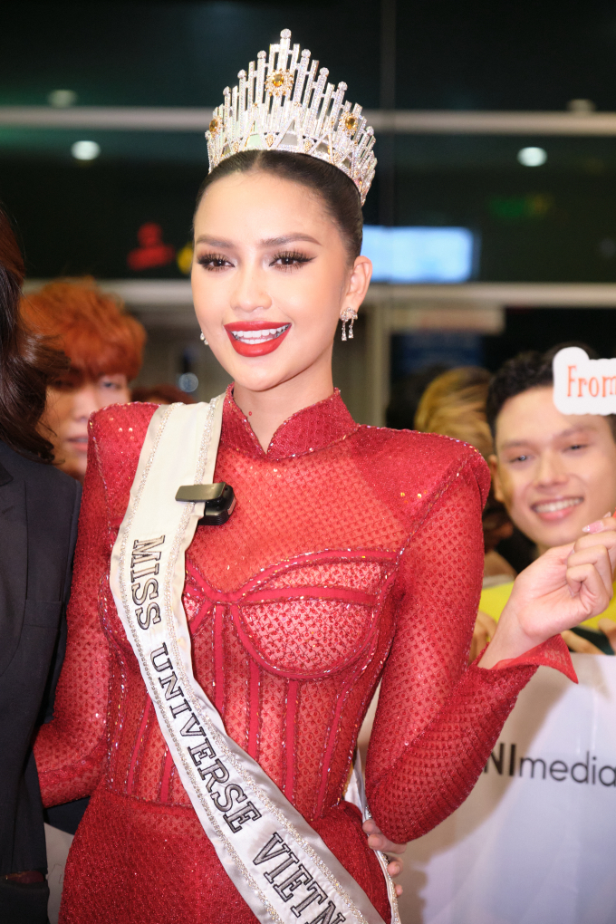 Khánh Vân - Kim Duyên - Thảo Nhi Lê tề tựu tiễn Ngọc Châu lên đường sang Mỹ dự thi Miss Universe 2022