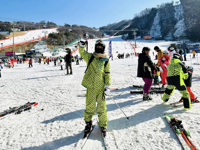 Trịnh Thăng Bình đăng ảnh trượt tuyết, netizen liền réo tên Hiền Hồ vì điểm trùng hợp đáng ngờ
