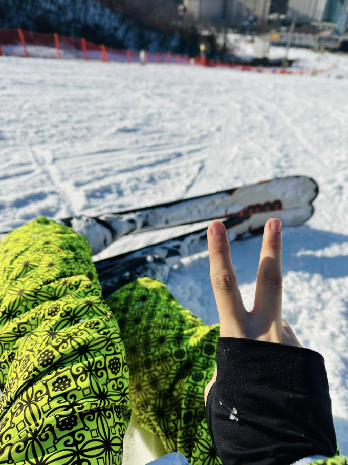 Trịnh Thăng Bình đăng ảnh trượt tuyết, netizen liền réo tên Hiền Hồ vì điểm trùng hợp đáng ngờ