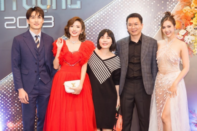 Huyền Lizzie lên tiếng về sự cố ngã trên sân khấu VTV Awards