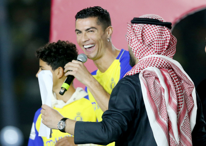 Ronaldo nhầm tai hại, gọi Saudi Arabia là… Nam Phi ở ra mắt Al-Nassr