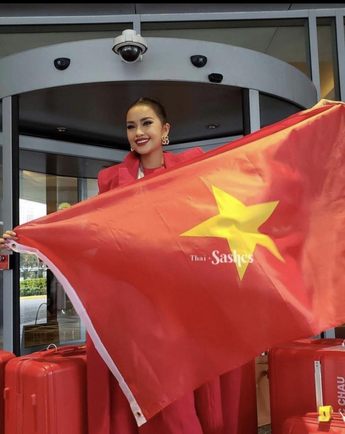 Ngọc Châu mặc áo yếm, mang cờ Việt Nam nhuộm đỏ khách sạn ngày đầu nhập cuộc Miss Universe 2022