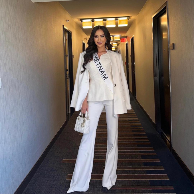 Ngày 2 tại Mỹ, Ngọc Châu xuất hiện trên trang chủ Miss Universe, hóa tổng tài với outfit trắng đầy cuốn hút