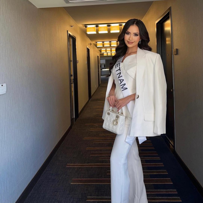 Ngày 2 tại Mỹ, Ngọc Châu xuất hiện trên trang chủ Miss Universe, hóa tổng tài với outfit trắng đầy cuốn hút