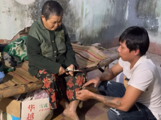 Lộc Fuho đến nhà bé trai 10 tuổi rơi xuống trụ bê tông giúp đỡ, tiết lộ từng lụm ve chai kiếm sống