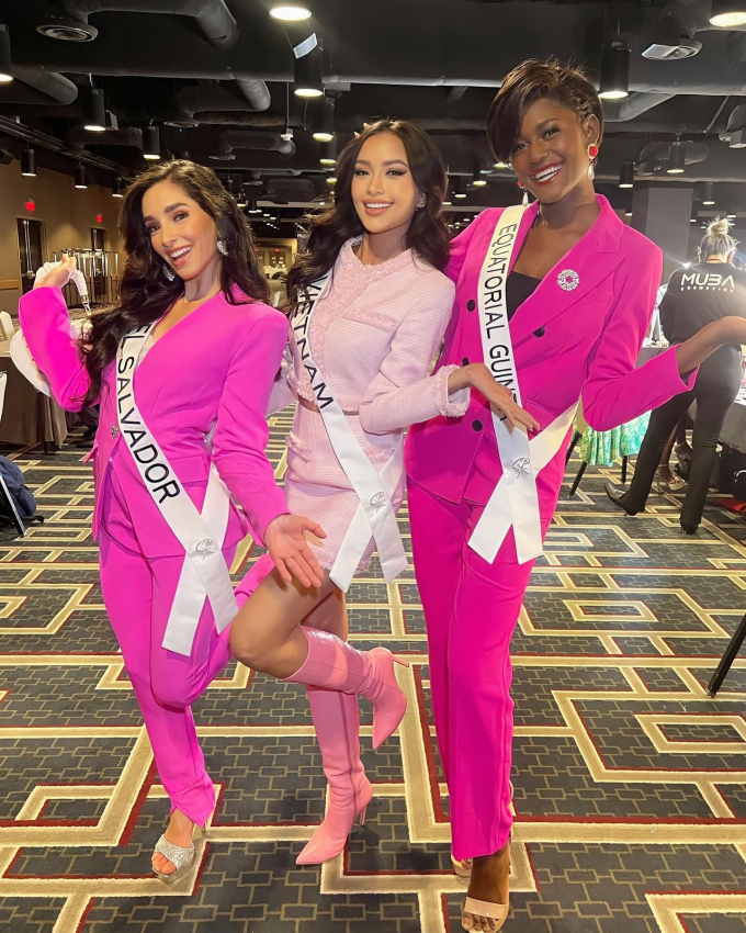 Bộ ba Pink Girls của Ngọc Châu khiến fans nhớ ngay đến tam ca áo trắng cùng vào Top 5 Miss Universe 2018