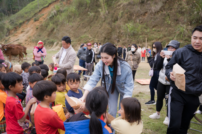 Á hậu Phương Nhi tặng 20 con bò cùng nhiều phần quà giá trị cho hộ dân khó khăn tại quê hương Thanh Hóa