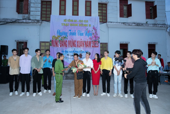 Đàm Vĩnh Hưng biểu diễn trong trại giam, lấy nước mắt hàng trăm phạm nhân bằng loạt ca khúc Tết