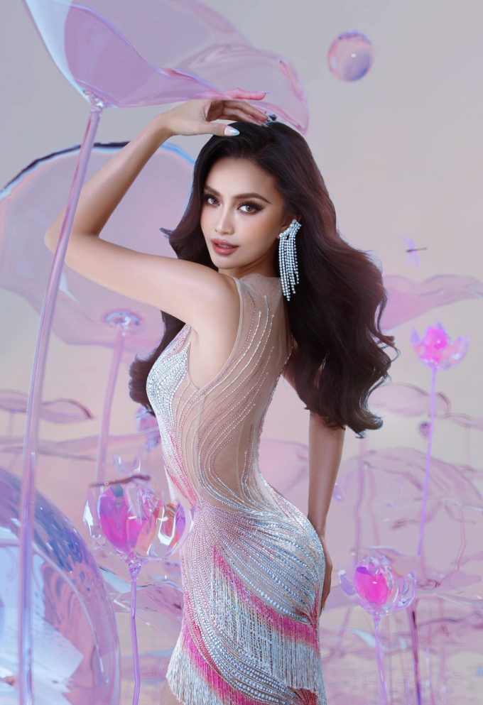 Ngọc Châu tung váy dạ hội lấy cảm hứng từ hoa sen trước thềm bán kết Miss Universe 2022: Netizen khen hay chê?