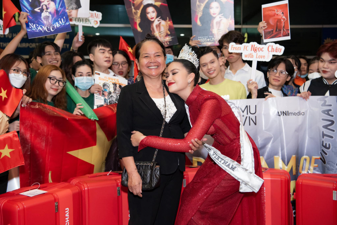 Ngọc Châu mặc áo vía của mẹ vào phỏng vấn kín Miss Universe 2022, tự tin 100% khi có cô Bảy luôn bên cạnh