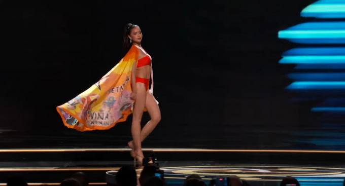 Ngọc Châu đốt mắt fans với phần diễn bikini nóng bỏng, khoe áo choàng đầy ý nghĩa tại bán kết Miss Universe 2022