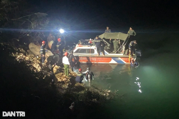 Tìm thấy thi thể người chồng mất tích ở Sơn La trong xe ô tô dưới sông Đà