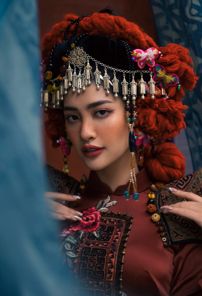 Hoa hậu Nông Thúy Hằng diện áo dài thổ cẩm, toát lên vẻ đẹp của mỹ nhân đồng bào Tây Bắc