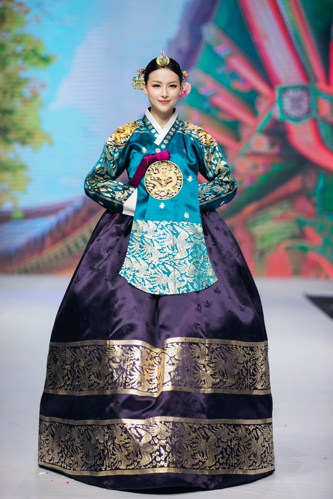 Dàn hậu đọ sắc trên sàn runway: Phương Khánh diện Hanbok chuẩn gái Hàn, Thủy Tiên cuốn hút với Sari