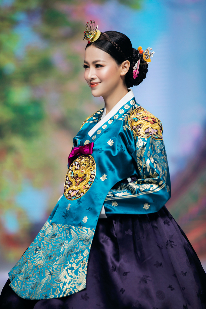 Dàn hậu đọ sắc trên sàn runway: Phương Khánh diện Hanbok chuẩn gái Hàn, Thủy Tiên cuốn hút với Sari