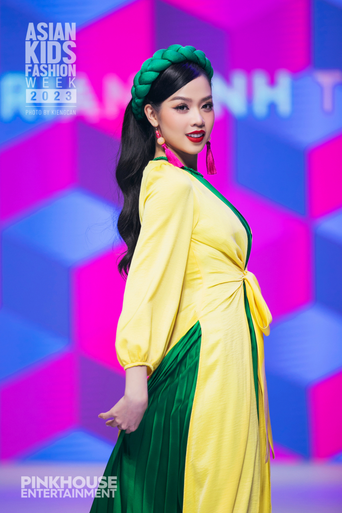 Hậu đăng quang, Top 3 Hoa hậu Việt Nam 2022 lần đầu trình diễn mở màn show thời trang