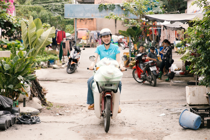 Hoa hậu Mai Phương tự tay nấu ăn, chạy xe máy giao cơm cho bệnh nhân nghèo