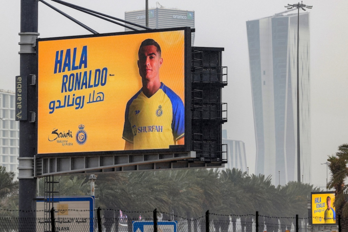 Doanh nhân Ả Rập Xê Út chi hơn 60 tỉ đồng mua vé xem Ronaldo đấu Messi
