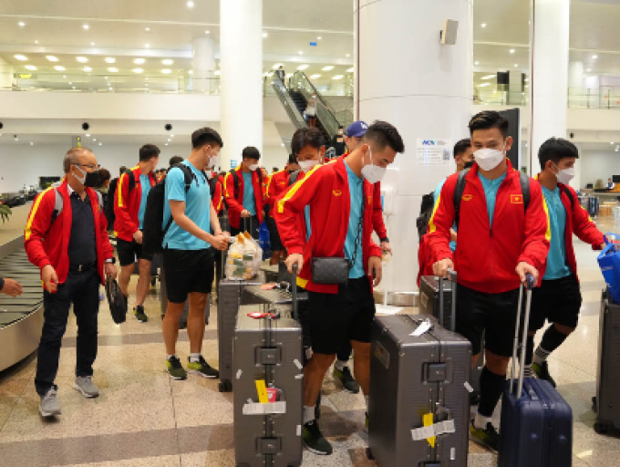 Hàng trăm NHM không ngại cái lạnh Hà Nội, đón HLV Park trở về sau AFF Cup