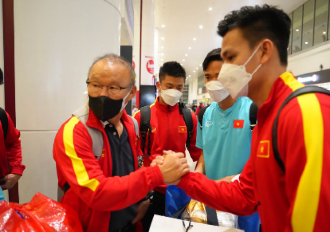 Hàng trăm NHM không ngại cái lạnh Hà Nội, đón HLV Park trở về sau AFF Cup