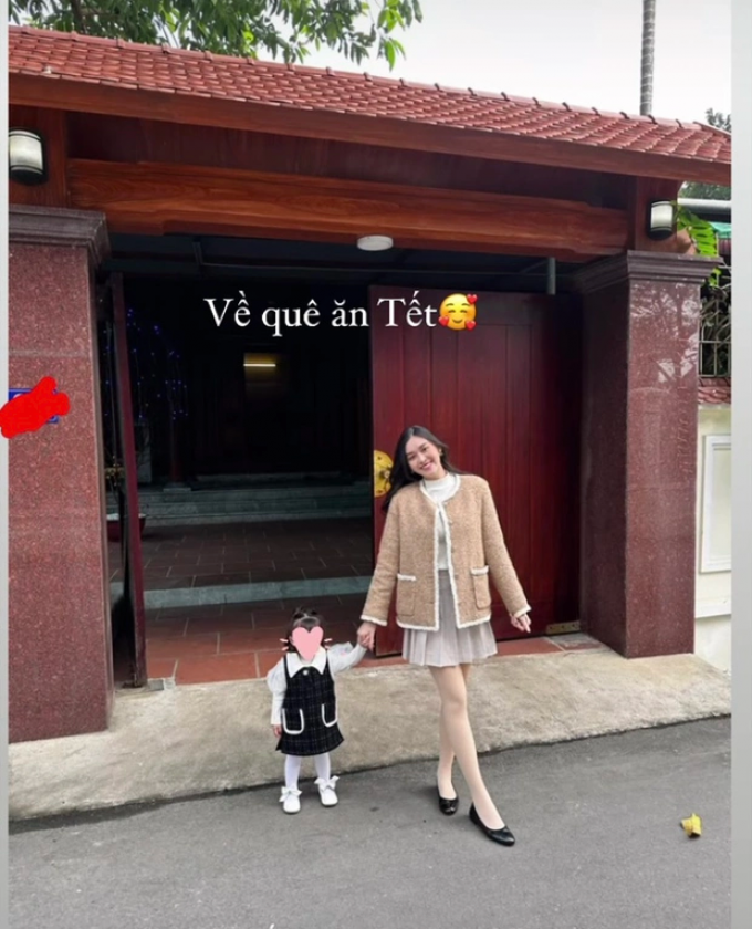 Sao Việt ngày 30 Tết: Thùy Tiên và dàn mỹ nhân xúng xính trong áo dài, vợ chồng Đỗ Mỹ Linh tình tứ dạo phố